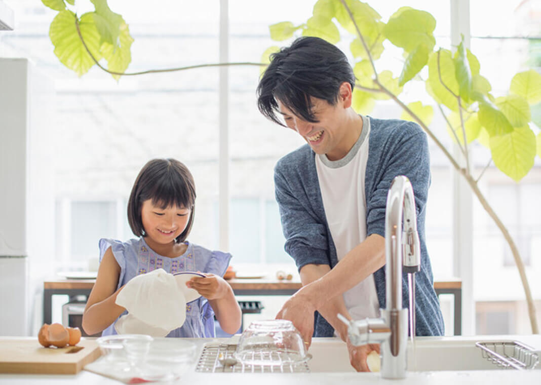 father and daughter washing dishes - Yagi-Studio/E+/Getty Images